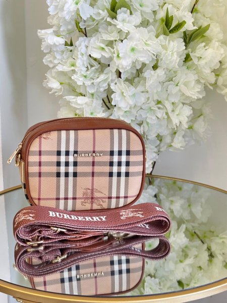 حقيبة Burberry حجم القاعدة 20 سم