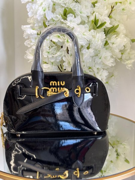 حقيبة miu miu حجم القاعدة 30 سم